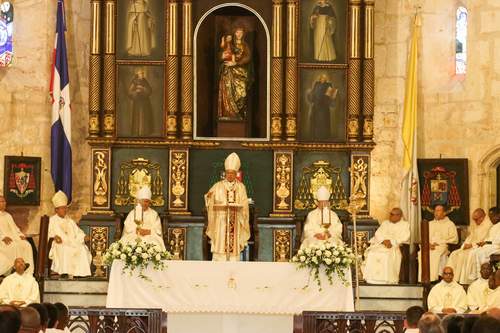 Monseñor Francisco Ozoria  lidera la celebración de la Solemne Misa Crismal