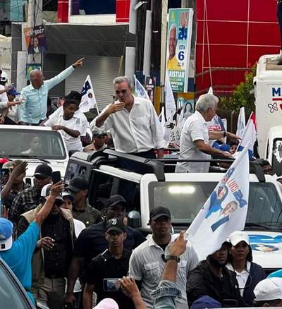 Luis Abinader recorre SDE en multitudinaria marcha caravana; coordinación de campaña del municipio dice va rumbo al 70%