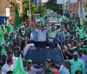 Leonel encabeza cierre  de campaña con multitudinaria caravana en SDE