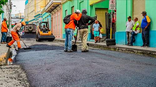 Alcalde Ulises Rodríguez cumple promesa de asfaltado y bacheo de calles en Santiago