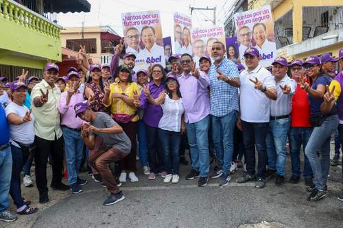 Ramón Cabrera culmina campaña electoral con caminata en Los Mina Viejo junto a Cristina Lizardo