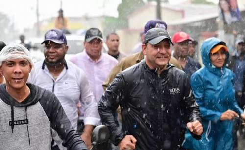 «Agua bendita»Abel Martínez desafía la lluvia para reafirmar el compromiso de victoria el 19 de mayo