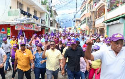 Emoción y apoyo abundan en la caminata de Ramón Cabrera en los tres Brazos