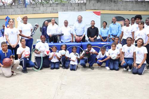 INEFI entrega utilería e imparte charla en el Centro Educativo Patria Mella