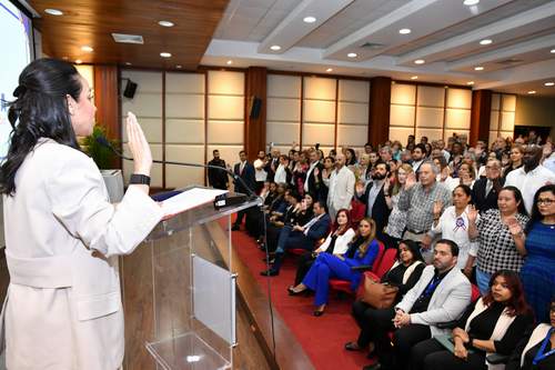 Más extranjeros asumen nacionalidad dominicana; ministra de Interior y Policía, Faride Raful juramenta 82 ciudadanos