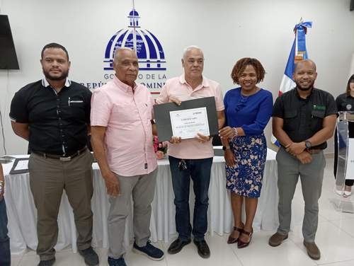 Capacitan técnicos agrícolas en pilotaje de drones en Santiago