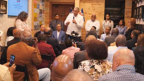 Cónsul trae 30 estudiantes destacados a RD para reconectar con sus raíces