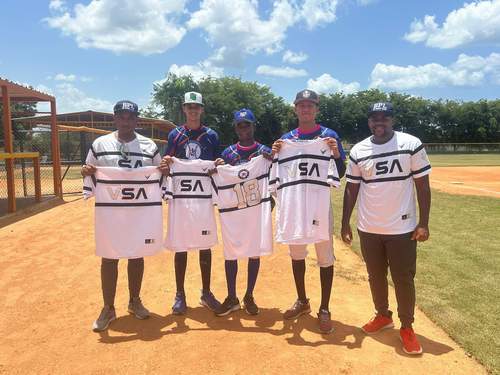 Vaughn Sports Academy del ex grandes ligas Mo Vaughn dona uniformes a la Big Prospect League